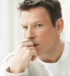 un homme a pensé à la décharge pendant l'excitation