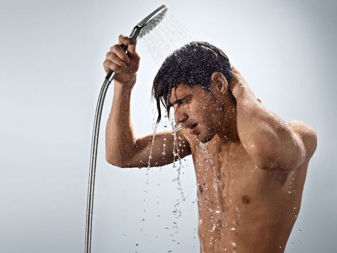 Une douche contrastée tonifie parfaitement le corps de l'homme, renforçant ainsi sa puissance.
